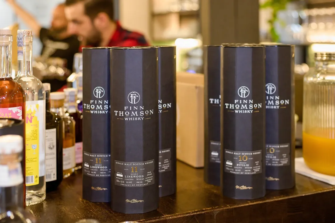 Tuby Finn Thomson Whisky na baru
