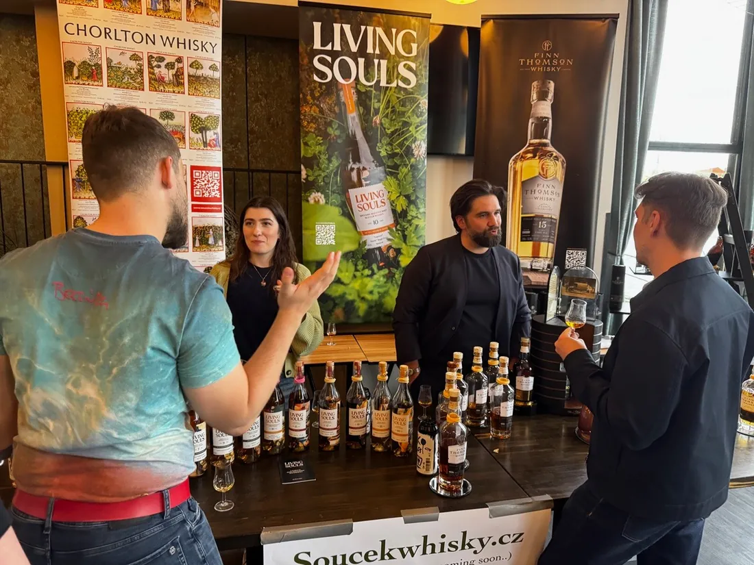 Ochutnávka u stánku Souček Whisky s lahvemi Chorlton, Living Souls a Finn Thomson